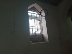 Prace przy odtworzeniu okien prowadzone pod nadzorem konserwatora zabytków